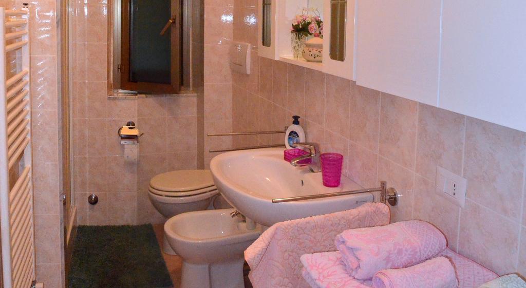 La Casa Delle Rose Room With Air Conditioning Специя Стая снимка